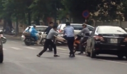 Xôn xao clip hai thanh niên đánh nhau giữa đường vì va chạm nhẹ