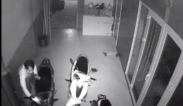 Video: Trộm ngang nhiên bẻ khóa nhà lấy xe SH ở Sài Gòn