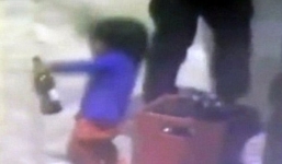 Video bé trai 3 tuổi uống bia, lảo đảo như người say gây phẫn nộ