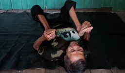 Video: 'Dị nhân' gập đôi cơ thể chui qua ống nước nhỏ