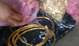 'Cuỗm' túi vàng cất giấu trong bức tượng nhà hàng xóm