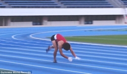 Video: Người chạy bằng 4 chi nhanh nhất thế giới