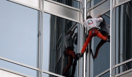 'Người nhện' tay không leo tòa nhà 36 tầng trong 30 phút