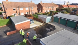 Video: Cận cảnh hố tử thần ở Newcastle nuốt chửng xe hơi