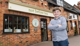 Cậu bé 11 tuổi kiếm 2 tỷ đồng mỗi năm từ đồ lưu niệm