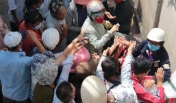 Hãi hùng cảnh tranh cướp cơm từ thiện tại bệnh viện Ung bướu