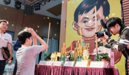 Dân Trung Quốc lập bàn thờ sống Jack Ma mong được phù hộ