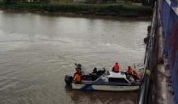 Ngã sông mất tích sau khi đưa điện thoại cho bạn