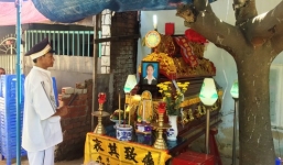 Vụ cô gái chết cháy ở nhà hoang: Chồng ngã khụy nhận thi thể vợ