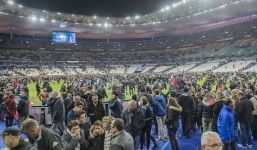 Cổ động viên xem trận Pháp - Đức hoảng loạn sau vụ nổ bom tại Paris