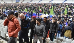 Video: CĐV Pháp thể hiện sự đoàn kết sau vụ đánh bom tại Paris