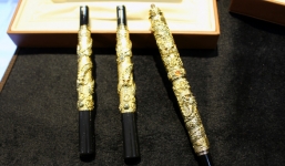 Giới đại gia sắm bút vàng trăm triệu cầu tài lộc