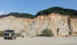 Hy hữu: Tài xế bị đá rơi trúng đầu tử vong