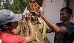 Kỳ lạ bộ tộc mặc quần áo cho hài cốt mang diễu phố