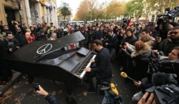 Paris (Pháp): Giai điệu 'Imagine' vang lên trước nhà hát Bataclan