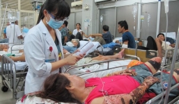 Đắp lá cây lạ chữa bỏng, một phụ nữ bị nhiễm trùng nặng