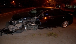 Xế hộp đâm nát gốc cây, nữ tài xế nhập viện