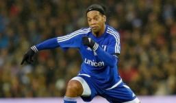 Video: Ronaldinho phô diễn tài năng trên sân Old Trafford 