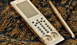 Tin tức mới nhất ngày 16/11: Nhặt được điện thoại gắn 112 viên kim cương