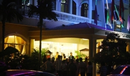 Ba người đội khăn tang xưng là vợ con 'chú rể' xông vào tiệc cưới