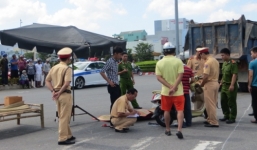 Tai nạn giao thông, bé gái 5 tuổi hoảng loạn bên thi thể mẹ