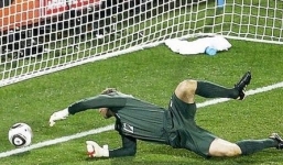 Video: Hài hước những thủ môn nhận 'trái đắng' vì ăn mừng quá sớm