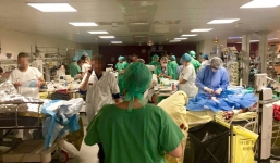 Lặng người trước phòng cấp cứu của bệnh viện Paris đêm xảy ra thảm sát