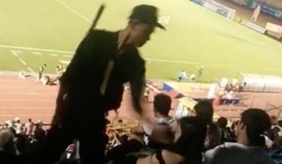 Video: Nữ CĐV bị cảnh sát cơ động tát trên khán đài sân Bình Dương
