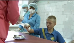 Chú chó dũng cảm  đuổi thú dữ để cứu sống hai em bé