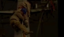 Xúc động người đồng nghiệp bất chấp nguy hiểm cứu bạn bị điện giật