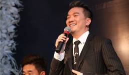 Đàm Vĩnh Hưng hạnh phúc nhận giải thưởng Ngôi sao châu Á