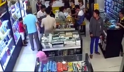 Xôn xao clip bố mẹ đánh hai con ngã dúi dụi