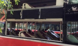 Xe khách bị ném đá, hàng chục hành khách hoảng loạn