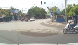 Thanh niên chạy xe ga vượt đèn đỏ, bị tài xế ôtô 'dạy cho bài học'