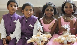 Đám cưới toàn người sinh đôi gây xôn xao