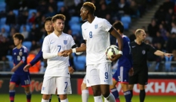 Hài hước: Cầu thủ U19 Anh tranh đá phạt 11 mét bằng cách oẳn tù tì