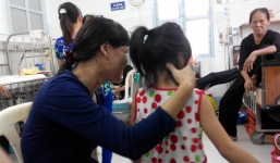 Cha ép 2 con uống thuốc diệt chuột: Lời kể của 2 bé