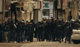 Tin thế giới ngày 18/11: Pháp đột kích vây bắt chủ mưu khủng bố Paris