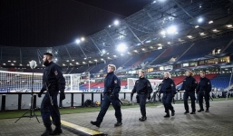 Đức hốt hoảng vì phát hiện xe cứu thương bị gài bom