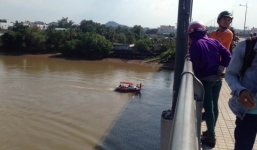 Kẹt xe vì cô gái trẻ bất ngờ nhảy xuống sông tự tử