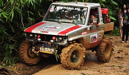 Kỹ năng lái xe trên bùn lầy như thế nào cho đúng?