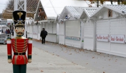 Người dân giảm mua sắm, hàng loạt cửa hàng ở Paris đóng cửa