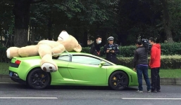 Siêu xe Lamborghini bị phạt vì chở 'siêu gấu bông' trên nóc xe