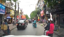 Hoảng hồn xe máy chở 7 bình ga lạng lách trên đường