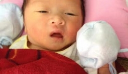 Bé trai sơ sinh chưa cắt rốn bị bỏ rơi trước cổng nhà