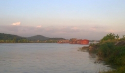 Một phụ nữ nổ súng bắn chủ tàu hút cát trọng thương