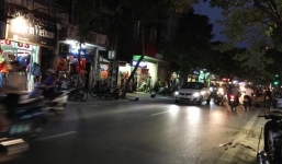 Hà Nội: Cô gái trẻ xinh đẹp bất ngờ ngã xuống đường tử vong