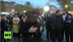 Video: Hàng trăm người dân Paris ôm nam thanh niên Hồi giáo