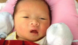 Bé trai sơ sinh chưa cắt rốn bị bỏ rơi trước cổng nhà