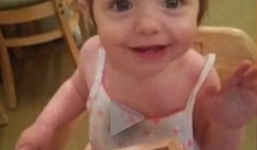 Bé gái 15 tháng tuổi bị bỏ quên trong cũi may mắn sống sót